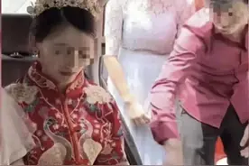 闹剧升级！新娘听闺蜜建议索要高额下车礼，新郎劝说未果动手打人图片