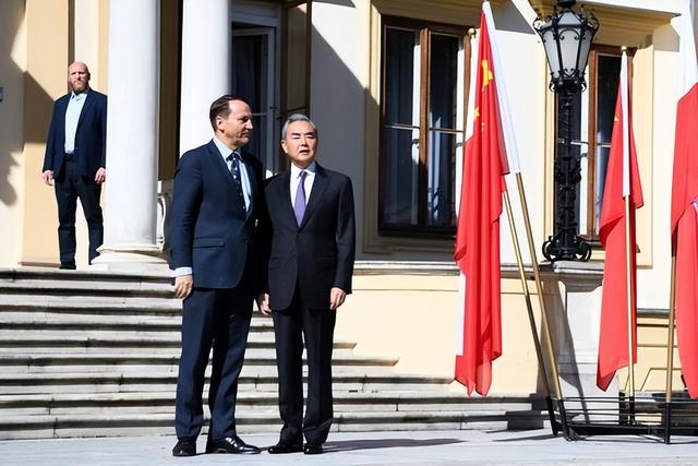 中波双方谈完，波兰当着全球公布重大喜讯，欧盟质疑为何如此好运