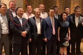 多位商圈大佬聚会！王健林只能居于次位，刘永好夫人被赞像女儿图片