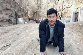 河南弃婴双腿残疾，爬行30年，却靠养殖场赚钱，为养父盖新房图片