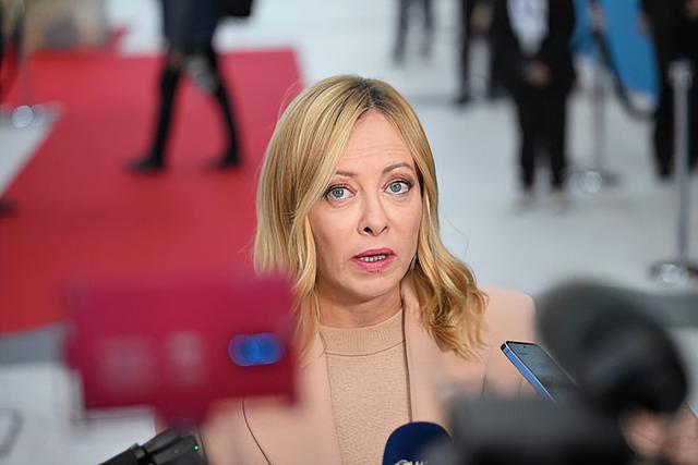 泽连斯基和意大利美女总理拥抱真热情！梅洛尼穿樱花粉太美，好嫩