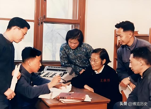北大才女抛下丈夫和孩子，17年后，子女抱着她：你是我们的英雄！