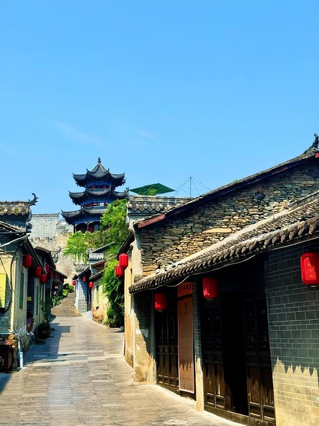 8年烧光50个亿！从人满为患到无人问津，全国古镇为啥批量倒闭？