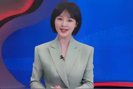她是央视最美主播，不顾父母反对嫁著名导演，如今一家四口很幸福图片