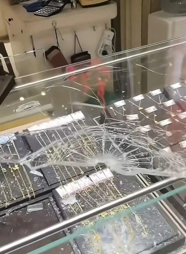 湖北一商场内两金店被抢，嫌疑人戴头盔抢走价值60多万元的黄金，目前嫌疑人已抓获，被抢金饰被追回