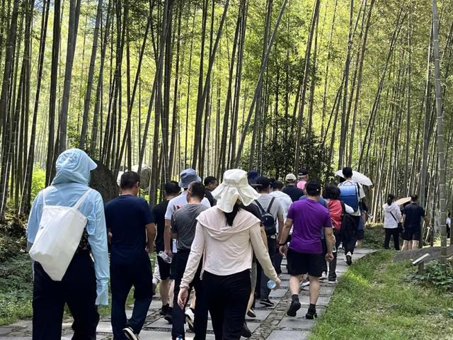 明月山迎多个贵宾旅行团,秋季旅游人气旺!