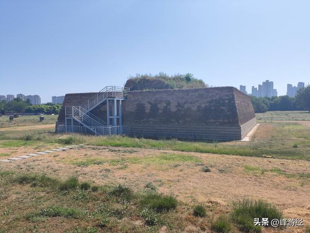 大明宫遗址公园，虽早已沦为废墟，仍可见当年的辉煌