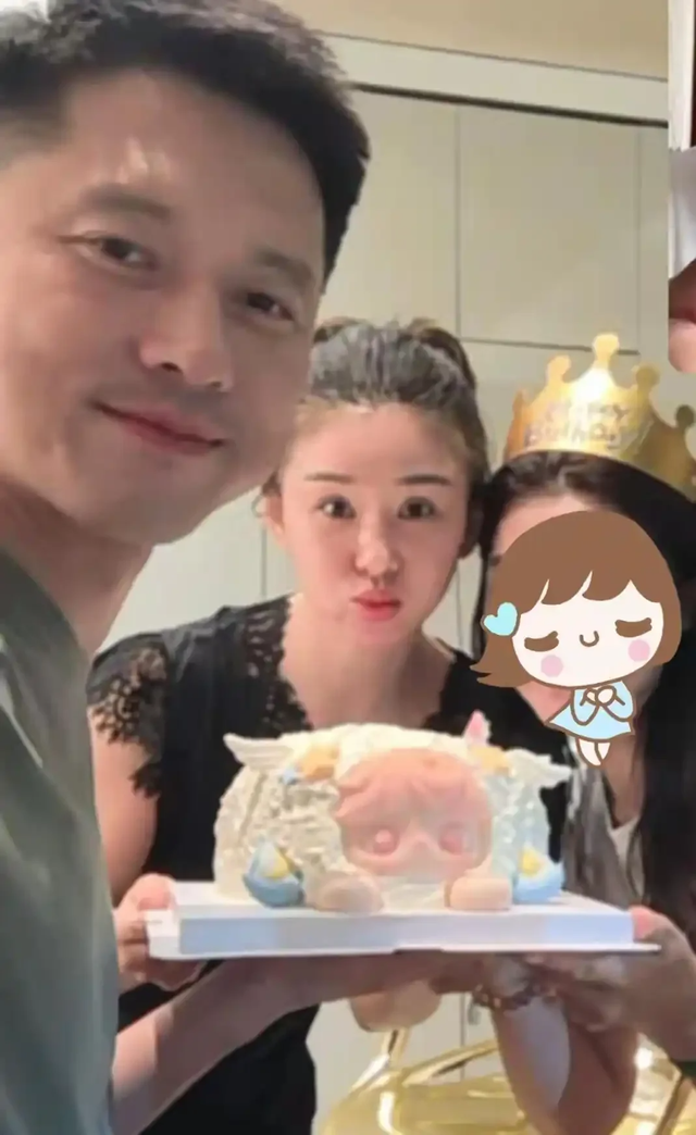 王雷李小萌北京豪宅庆生，吃仨菜被嘲小气，却因桌上的一盒烟圈粉