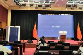 看看看看，国防部例行记者会现场空降惊喜“盲盒”？图片