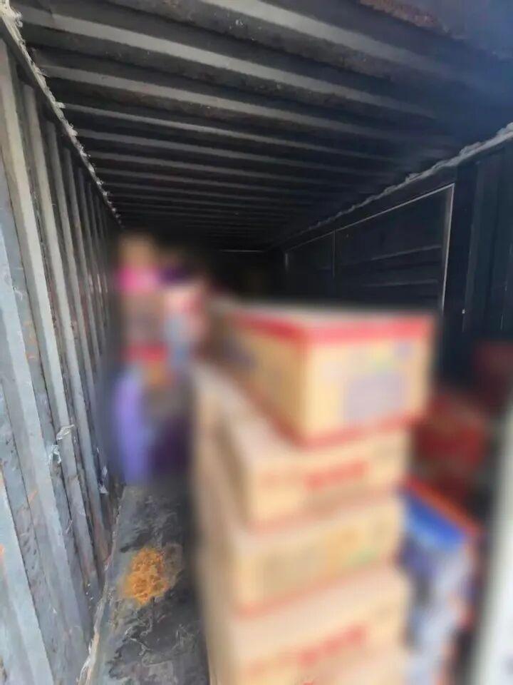 后果严重!货车上发现“移动炸弹”,密密麻麻堆满上百箱……-图2