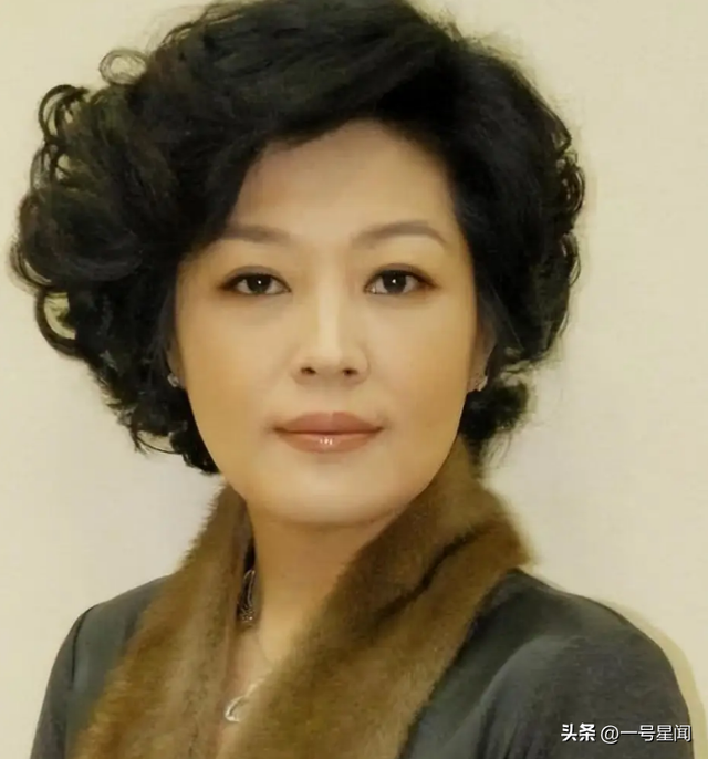 看破不说破，李咏美国下葬7年后	，带着女儿的哈文走了姜昆老路