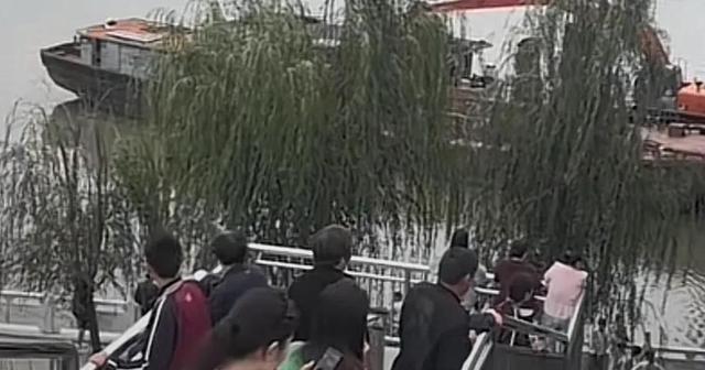 那个新娘估计很难撇清了！跳河新郎的父亲发话了：不办葬礼