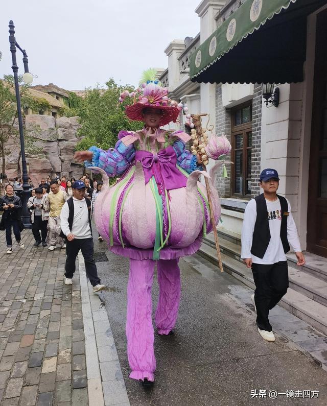 走进郑州中牟建业电影小镇，看各种特色表演，还能参与互动项目。