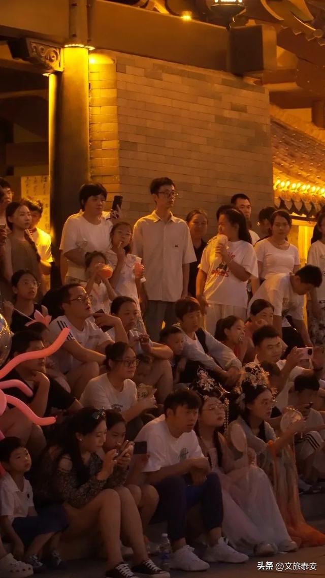 飞檐染月色，恰是不夜天！华灯织就下的大宋不夜城太美啦！