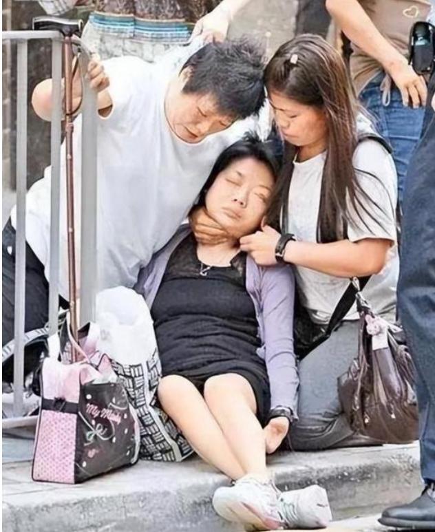 豪门玩物	，几年被折磨成牙齿全脱落，不足80斤，似骷髅	，惨不忍睹