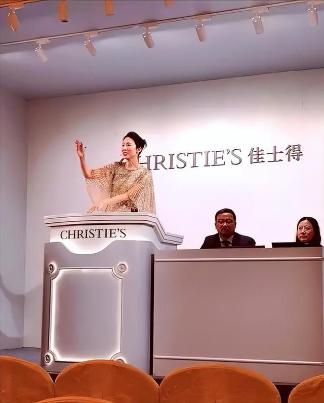 346万英镑拍走史前龙！窃蛋龙"斯派克"背后，科学家与富豪争夺战