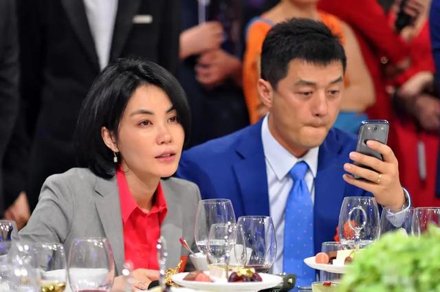 笑死了！李亚鹏和海哈金喜宣布离婚，没想到评论区句句都是梗