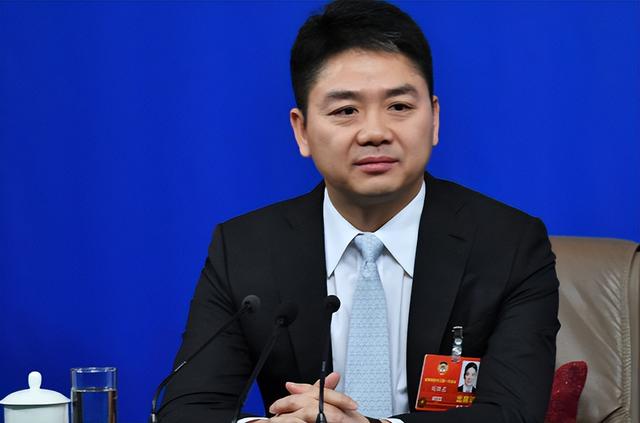 亲情重要还是金钱重要？就算如今的刘强东，面对儿子时也充满遗憾