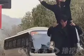 泰山陪爬小伙2天挣了近2000元：7000多个台阶，白天爬完，晚上接着爬，两天没停图片