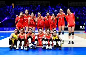 袁心玥朱婷击掌！中国女排两任队长场边互动，朱婷竖起大拇指图片