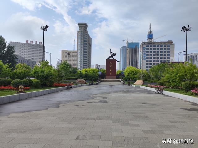 江城广场上的摇橹人雕塑，隐藏在吉林大桥中间的历史遗迹