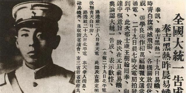 1928年，杨宇霆被枪决前和张学良合影，注意看站姿，早已分道扬镳