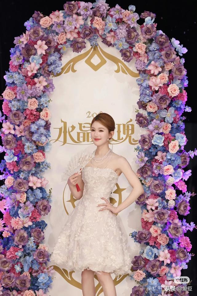 赵露思出席英雄联盟手游直播 一袭水晶玫瑰裙登场 甜美模样太可爱