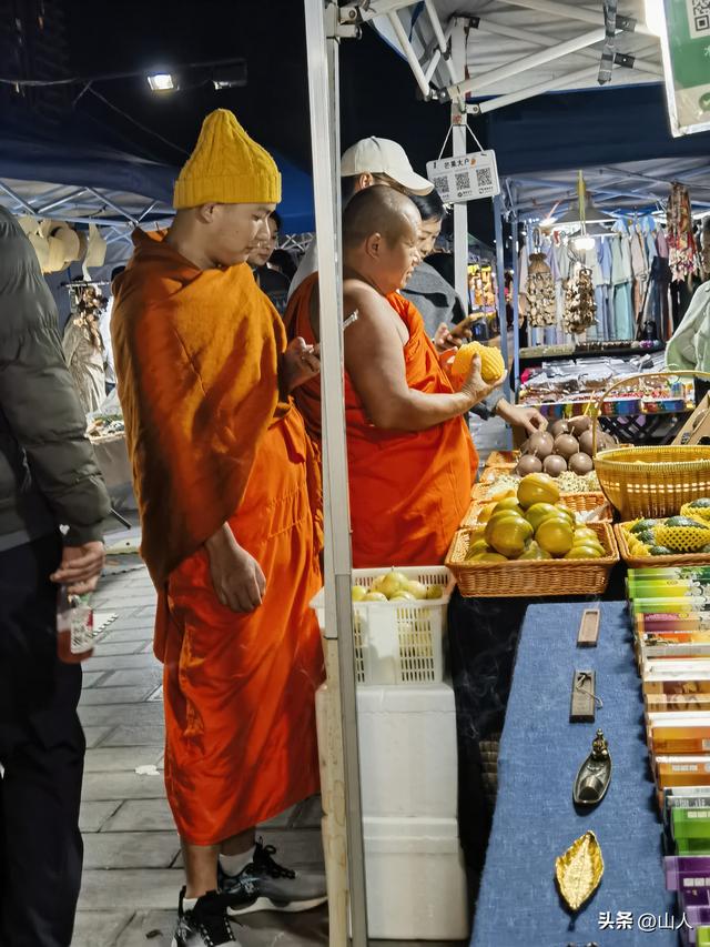 西双版纳的江边夜市