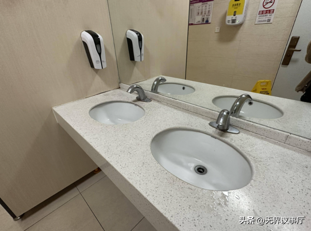 公厕马桶圈最干净，门把手、洗手池才是陷阱，每个人都没躲过它！