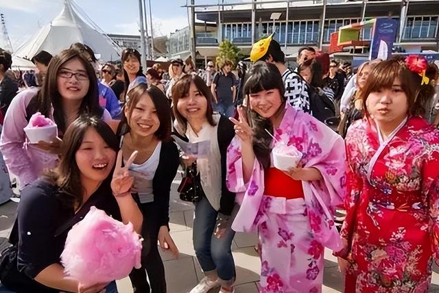 12条中日航线全停！日本机场哭成一片，上海数万日本人何去何从