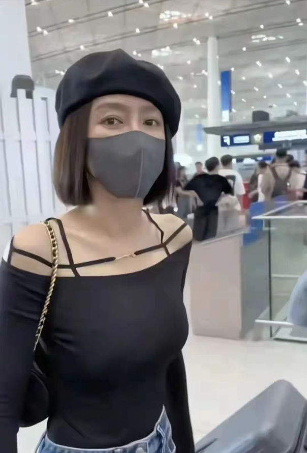 秦岚奔五这腰？机场露腹生图，我捏腰肉沉默了。