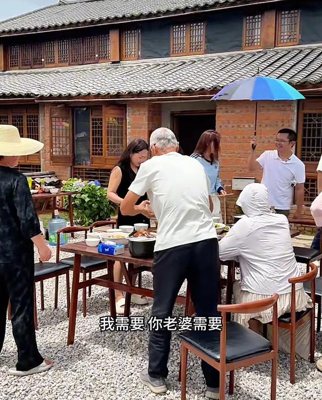 小凤吃饭金哥帮她打伞，婆婆看不下去把伞拿走，评论区炸锅了！