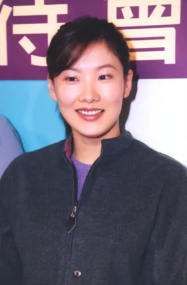 恩爱23年抵不过残酷现实，73岁梁锦松衰老憔悴，47岁伏明霞仍貌美