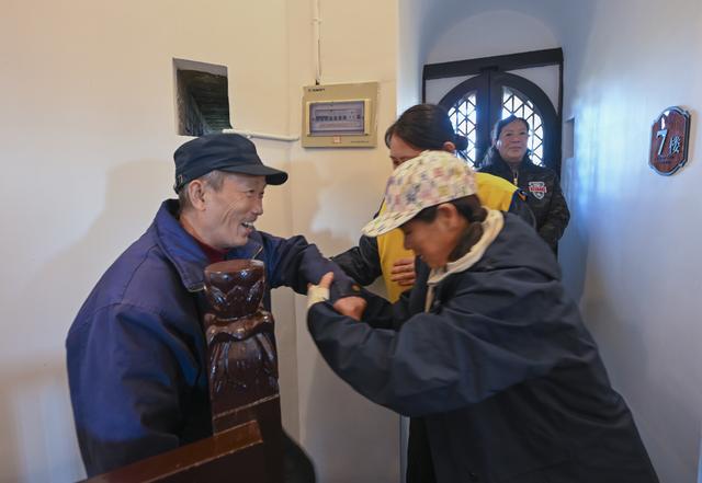 秋爽登文峰 塔下聚宾朋