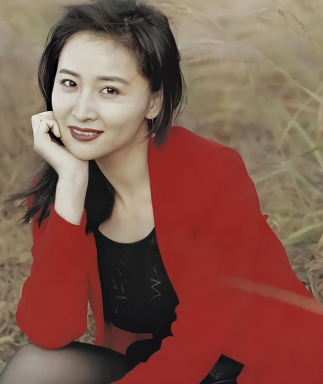 香港第一情妇：她曾是张艺谋白月光，被黑道打掉子言，现如何了？