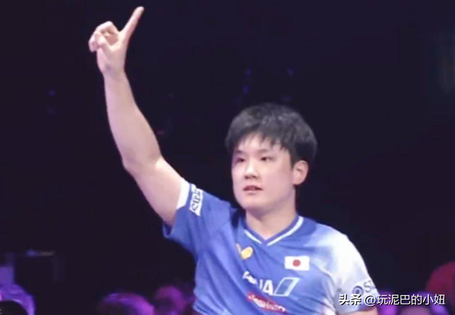 告状王皓翻车，日本球迷怒批张本：脱衣不尊重对手，庆祝让人干等
