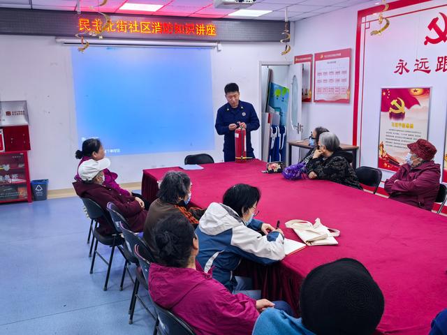 消防员手把手教学：居民学灭火、练逃生，掌握“保命技能”