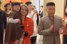 意尔康老板为母亲庆90大寿，员工桌喝茅台吃澳龙帝王蟹，捐1100万图片