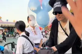 戚薇一家东京游玩，任由儿子被拍没挡脸，seven露脸太像李承铉图片