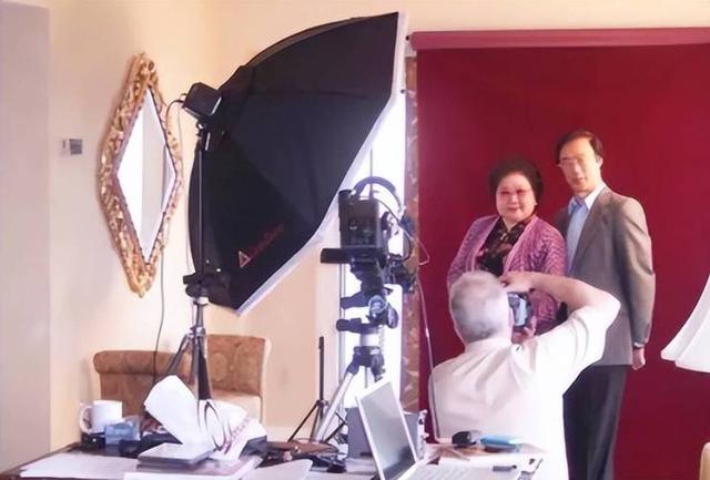 吃里扒外	、永不回国？带30名演员留美不归，如今年过花甲归来