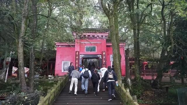国庆中秋假期首日 雅安名山蒙顶山游人如织 “可逛可拍可炫”太吸睛！