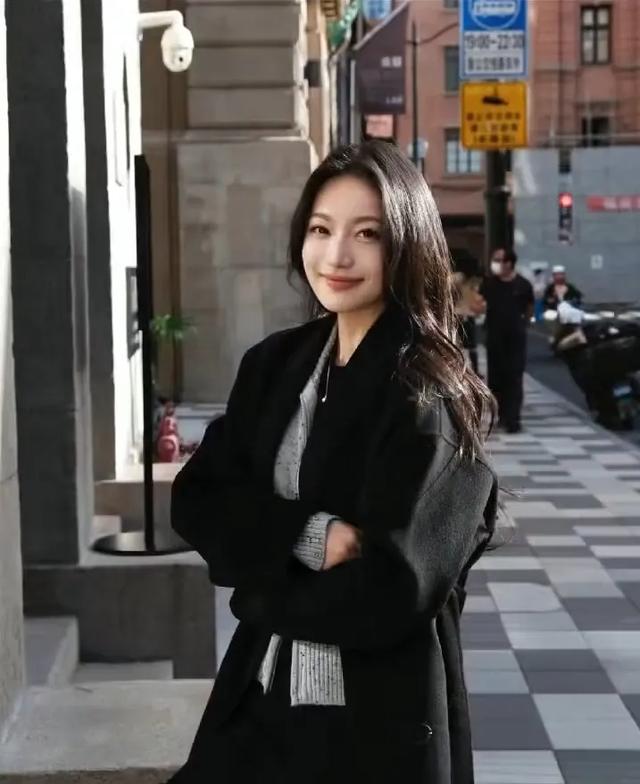 上海校花，172cm身段45kg，美得太犯规，让人移不开眼