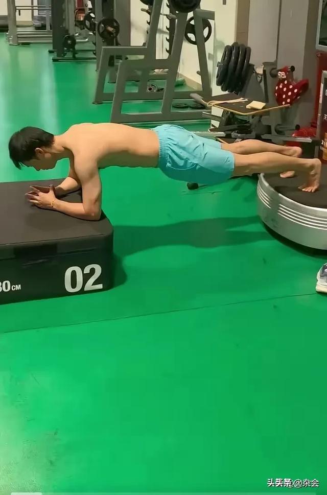 全红婵训练完拖森哥玩水，奥运冠军兄妹情深超有爱！