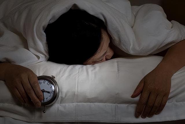 10点睡觉被推翻了？医生：过了63岁，睡觉尽量要做到这3点