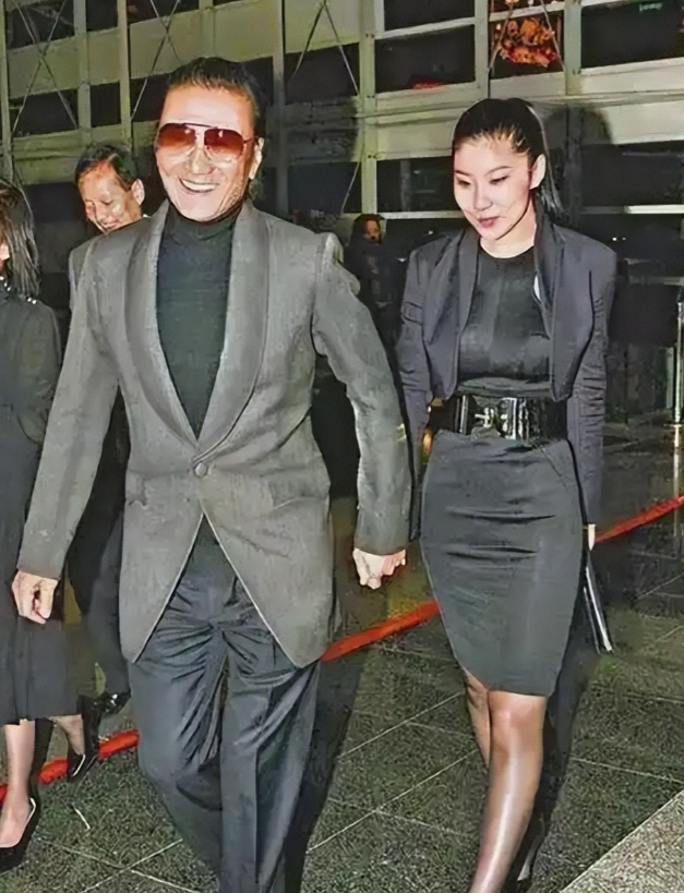 被谢贤养了12年，用青春换来2000万的Coco，已经走上了另一条道路