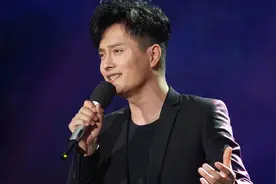 云飞与美女歌手郭津彤，各唱老歌《云在飞》，开唱就听出明显区别图片