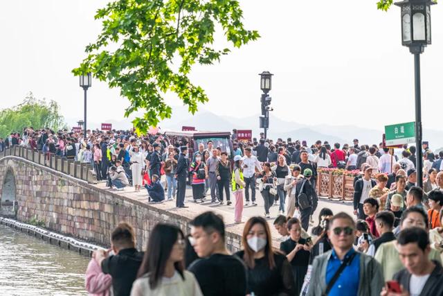 “人从众”时代:为什么节假日旅游越来越让人反感?