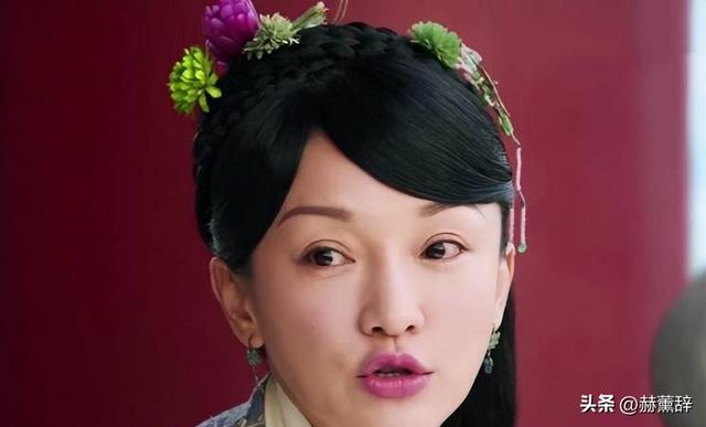 50岁周迅头发花白，瘪嘴模样一脸老态认不出	，无儿无女成最大遗憾