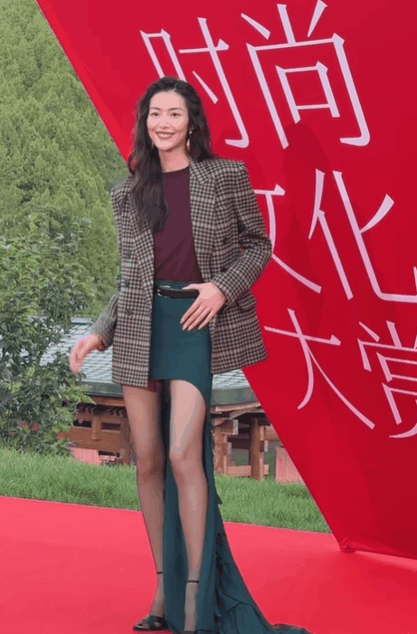 北京这一夜，妖艳四射的倪妮和娜扎，却败给了全裹出镜的刘涛