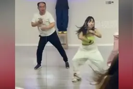 山西大叔为省1万元替女学舞，摆胯扭腰很妖娆，老师都没他跳的好图片